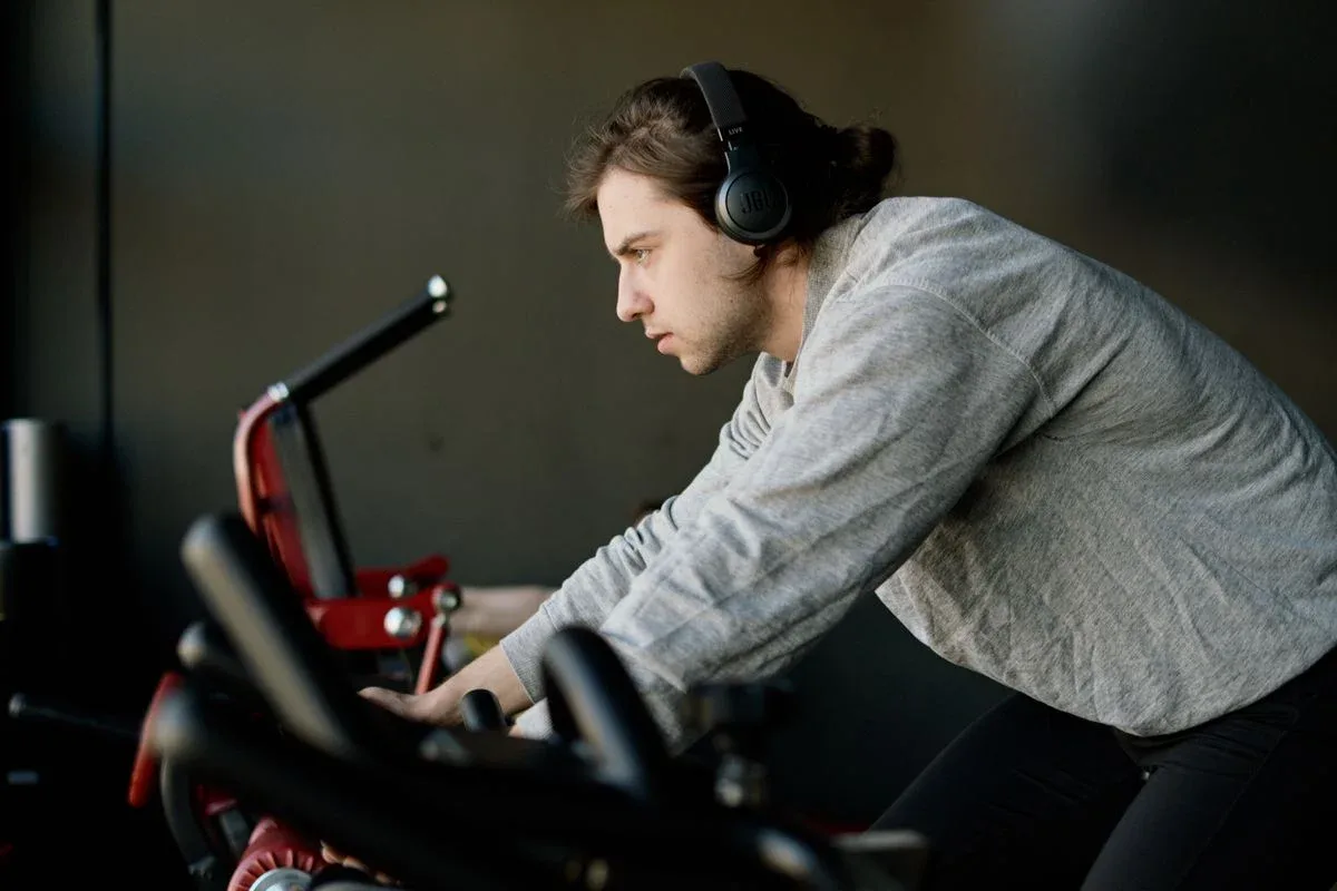In a trial with 226 people, researchers kept tempting audiobooks on iPods that one group could access only at the gym — that group initially visited 51% more often than the controls, though the advantage faded as the study crossed the Thanksgiving br