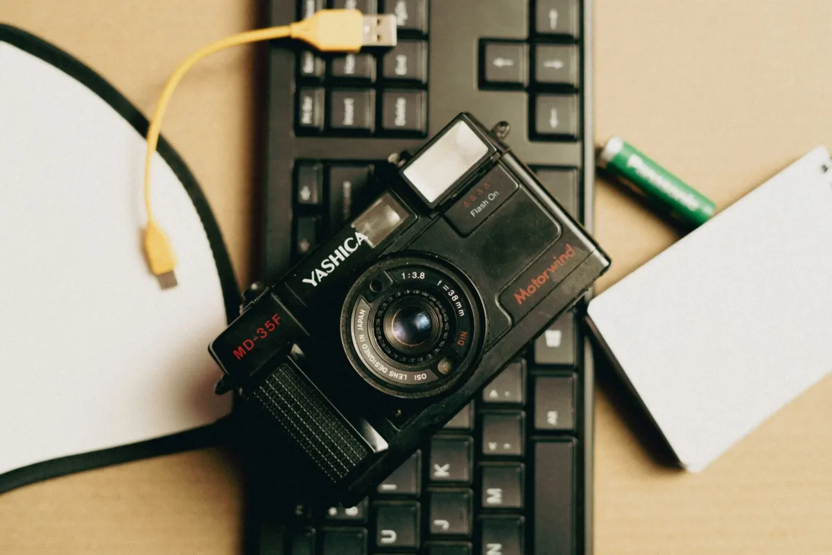 In 1975, young Kodak engineer Steven Sasson built the first self-contained digital camera, a 3.6-kilogram device that took 23 seconds to record a 0.01-megapixel black-and-white image onto cassette tape—and Sasson later summed up management’s initial 